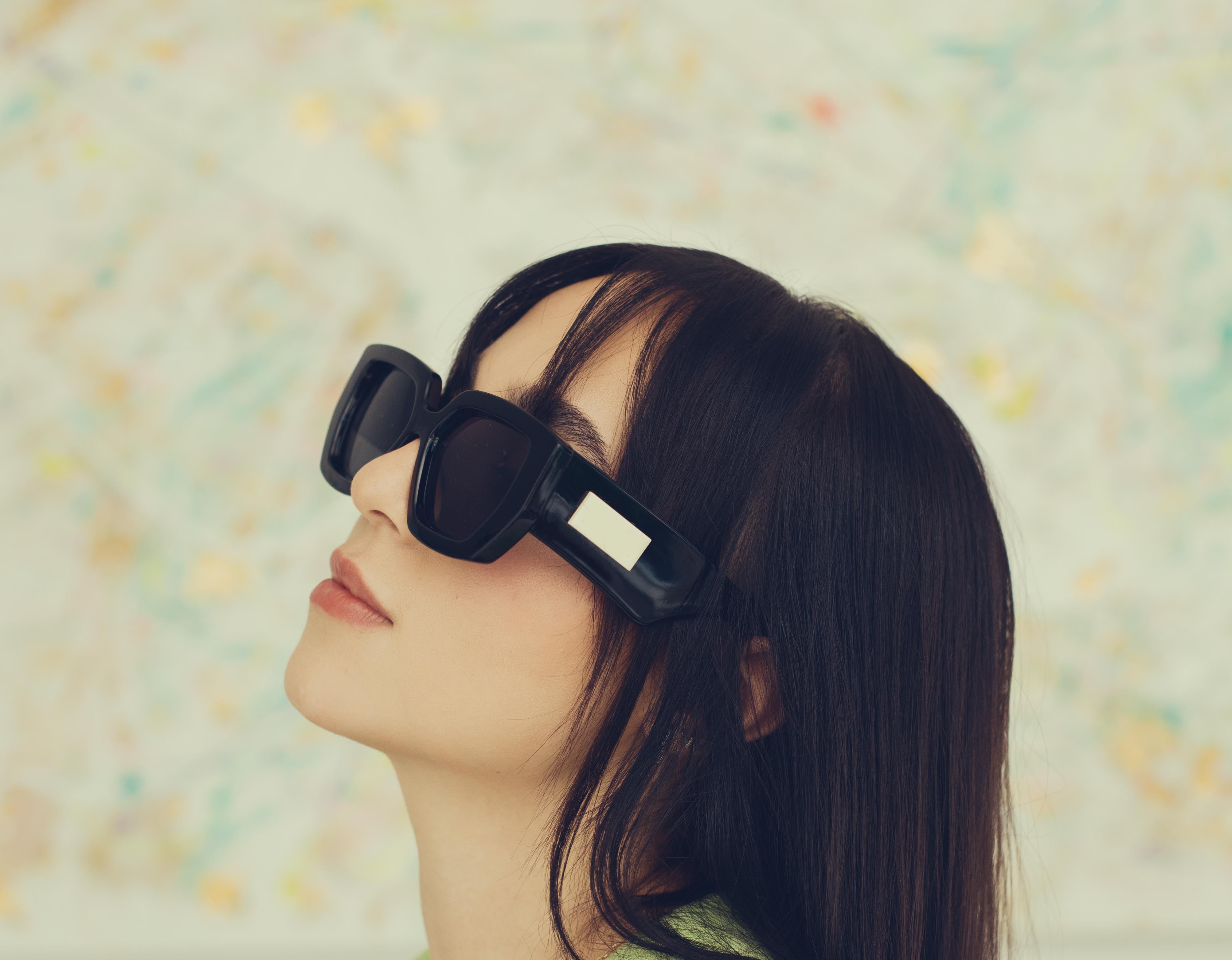 files/profile-of-a-woman-wearing-bold-black-sunglasses.jpg